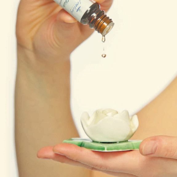 Ätherisches Öl tropft auf Duftstein